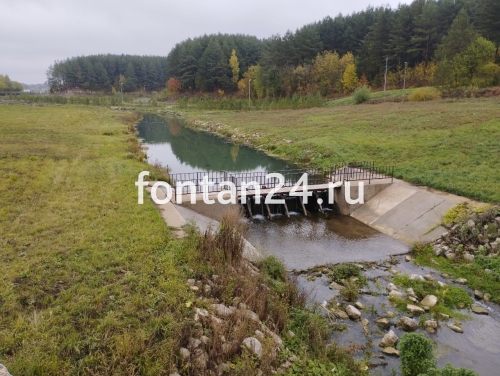 Пешеходный фонтан на воде
